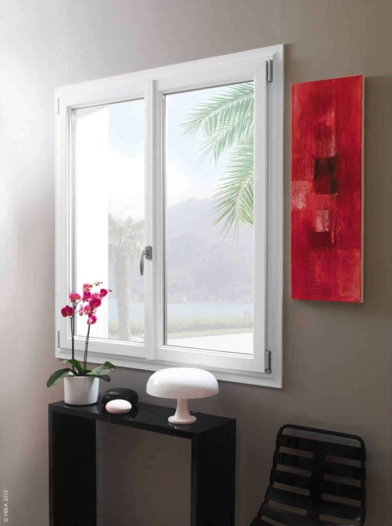 Fenêtre PVC blanche vue tropicale, décoration moderne Fenêtre PVC blanche moderne avec vue sur un paysage tropical montagneux et lacustre. Intérieur décoré d'une orchidée, lampe blanche et tableau rouge.