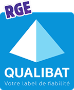 Logo QUALIBAT RGE : Votre Label de Fiabilité Énergétique Logo QUALIBAT RGE avec un symbole pyramidal blanc et bleu clair, portant la mention "Votre label de fiabilité".
